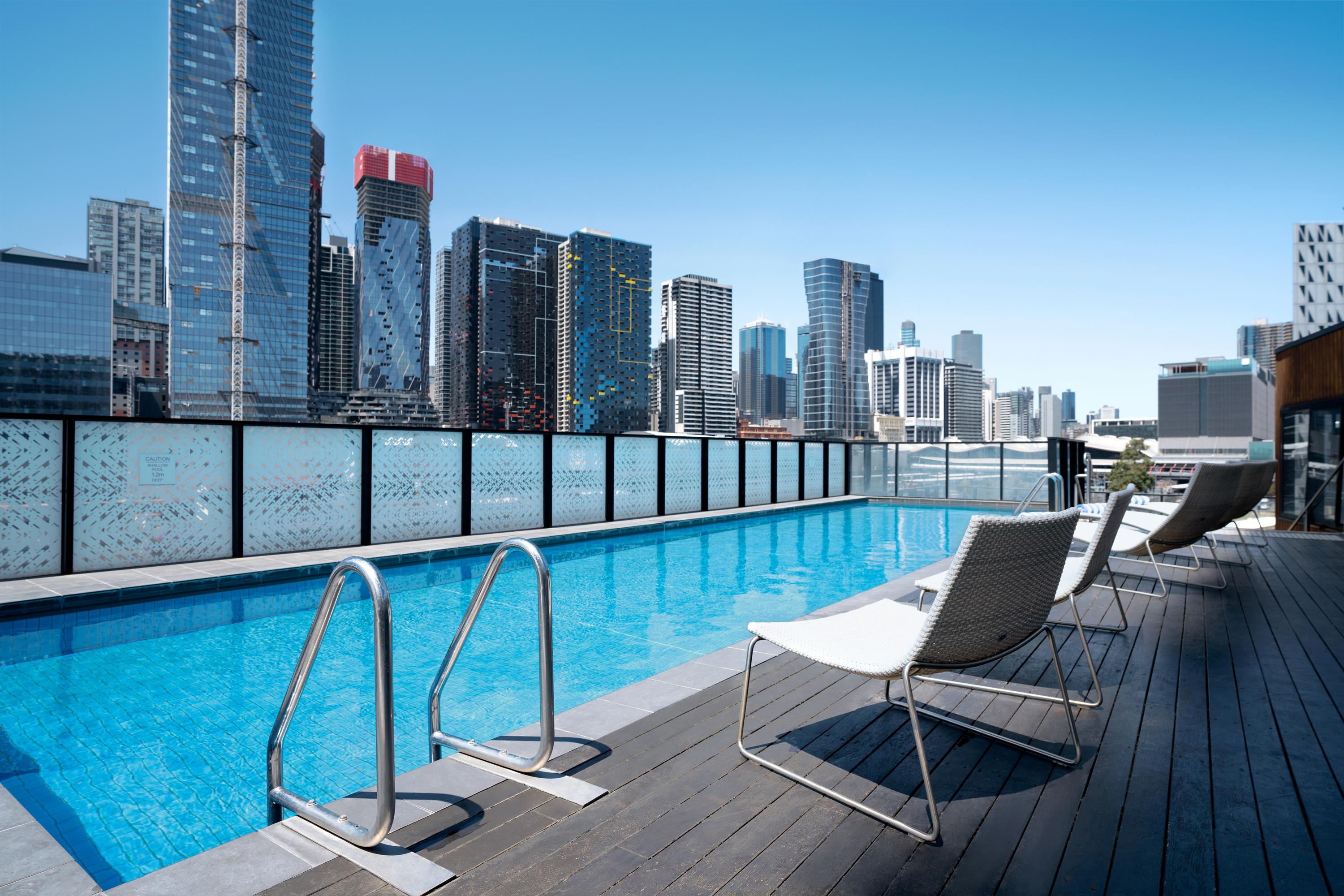 Peppers Docklands Ξενοδοχείο Μελβούρνη Εξωτερικό φωτογραφία The rooftop pool at the Emporium Hotel Southbank
