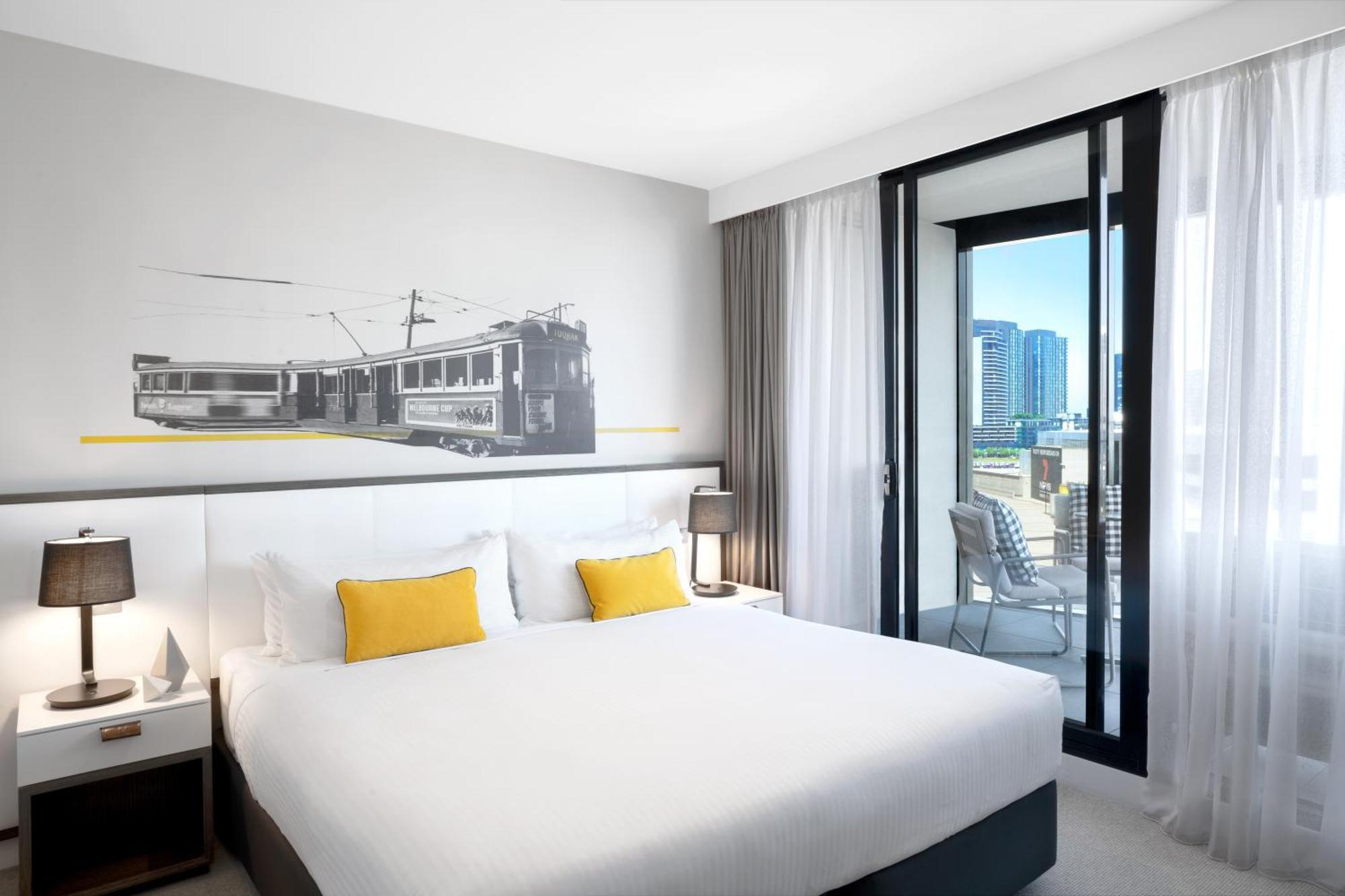 Peppers Docklands Ξενοδοχείο Μελβούρνη Εξωτερικό φωτογραφία A bedroom at the hotel