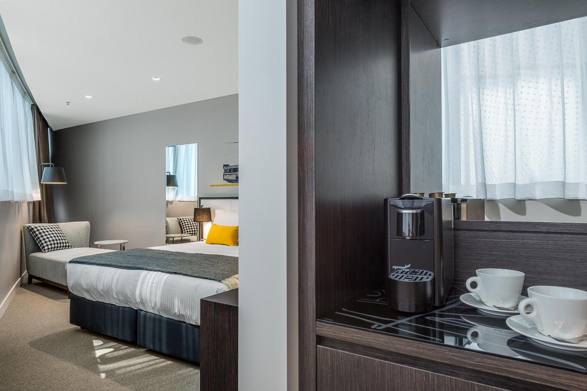 Peppers Docklands Ξενοδοχείο Μελβούρνη Εξωτερικό φωτογραφία A coffee machine in a hotel room